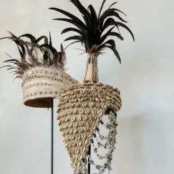 Bazar Bizar Statuettes Et Figurines Statue Avec Chapeau En Plumes Naturelles Noires Sur Socle Métallique -Vases Soldes statue avec chapeau en plumes naturelles noires sur socle metallique 2