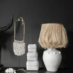 Bazar Bizar Statuettes Et Figurines Statue De Sac En Coquillage Sur Socle En Métal Blanc -Vases Soldes statue de sac en coquillage sur socle en metal blanc 2