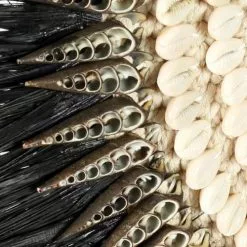 Bazar Bizar Statuettes Et Figurines Statuette En Raphia Noir Et Coquillage Noir Sur Grande Base En Métal -Vases Soldes statuette en raphia noir et coquillage noir sur grande base en metal 3