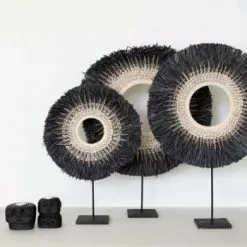 Bazar Bizar Statuettes Et Figurines Statuette En Raphia Noir Et Coquillage Sur Une Base En Métal -Vases Soldes statuette en raphia noir et coquillage sur une base en metal 5