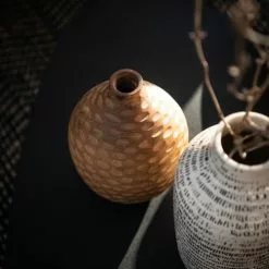 Maisons Du Monde Vases Vase En Grès Blanc Strié Noir H27 -Vases Soldes vase en gres blanc strie noir h27 1000 0 20 214081 11