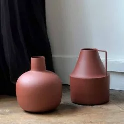 Passage Vernet Vases Vase Façon Petit Pot à Lait Métal Rouge -Vases Soldes vase facon petit pot a lait metal rouge 3